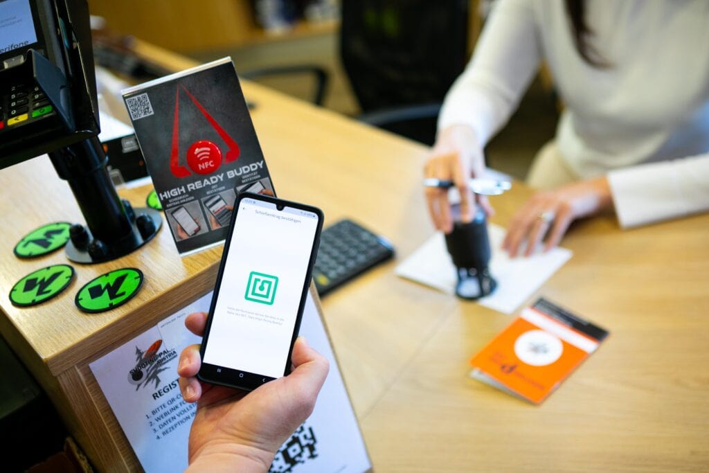 High Ready App: Interview mit Gründer Christian H. Via NFC-Chip bei „High Ready Buddies“ können das Schießbuch und weitere Funktionen auf der App rasch aktiviert werden. ©High Ready