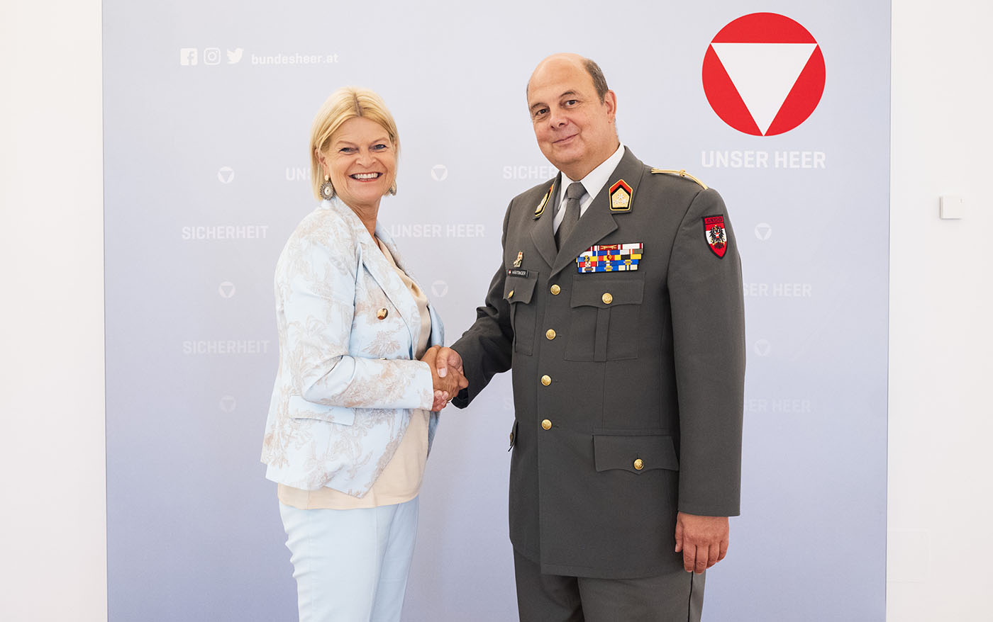 Defense Minister Klaudia Tanner congratulates Lower Austria's new military commander, Colonel Georg Härtinger - ©Bundesheer/Karlovits Defense Minister Klaudia Tanner congratulates Lower Austria's new military commander, Colonel Georg Härtinger - ©Bundesheer/Karlovits