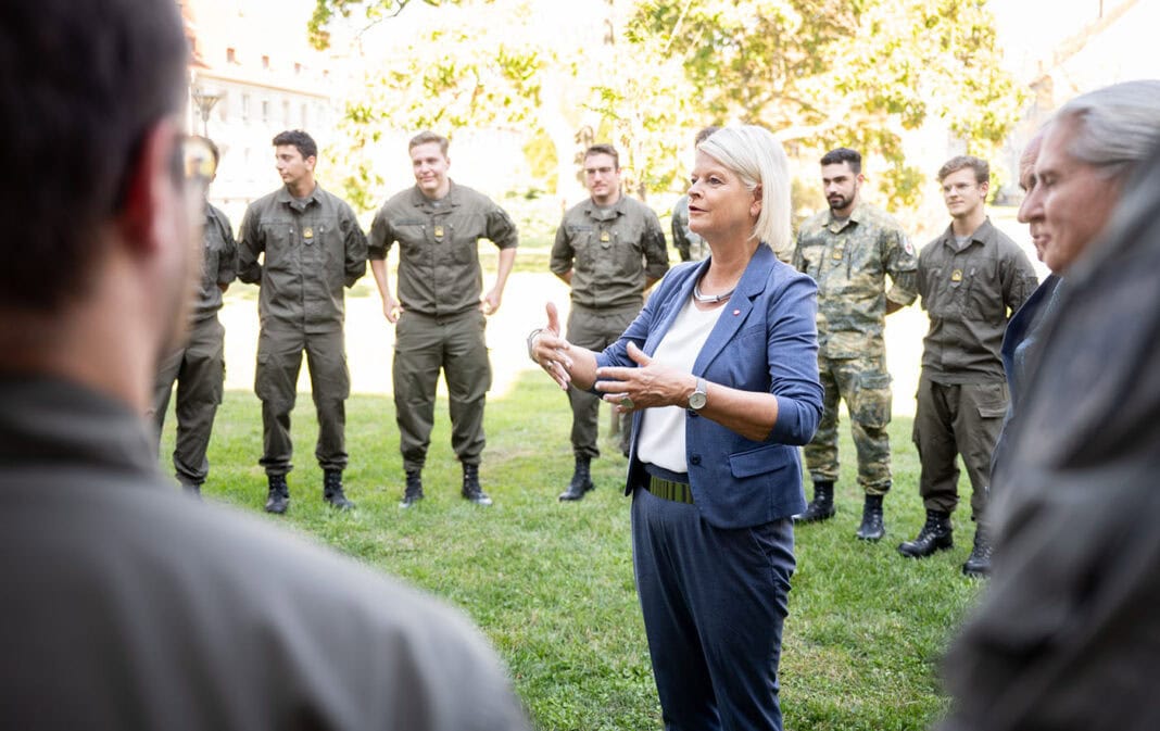 Verteidigungsministerin Klaudia Tanner mit Medizinstudenten des Bundesheeres – ©Bundesheer/Karlovits