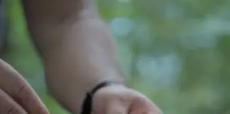 Erlebnis Survival Rally 2024: Feuer und Fazit (Teil 7 von 7) Vorsichtig musste die Feuer in die Bushbox gelegt werden, um dort einige Sekunden lang zu brennen. ©Eichenwerk