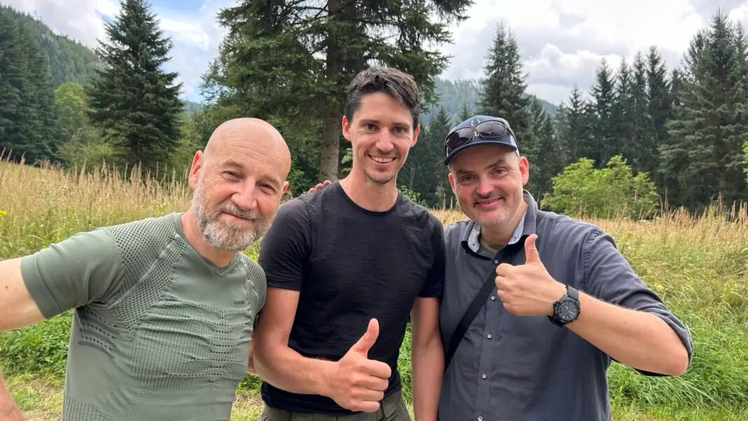 Mitten drin statt nur dabei: Roland Düringer (li.) und Reini Rossmann (re.) mit Christian von Militär Aktuell bei der Survival Rally 2024. ©Militär Aktuell Mitten drin statt nur dabei: Roland Düringer (li.) und Reini Rossmann (re.) mit Christian von Militär Aktuell bei der Survival Rally 2024. ©Militär Aktuell