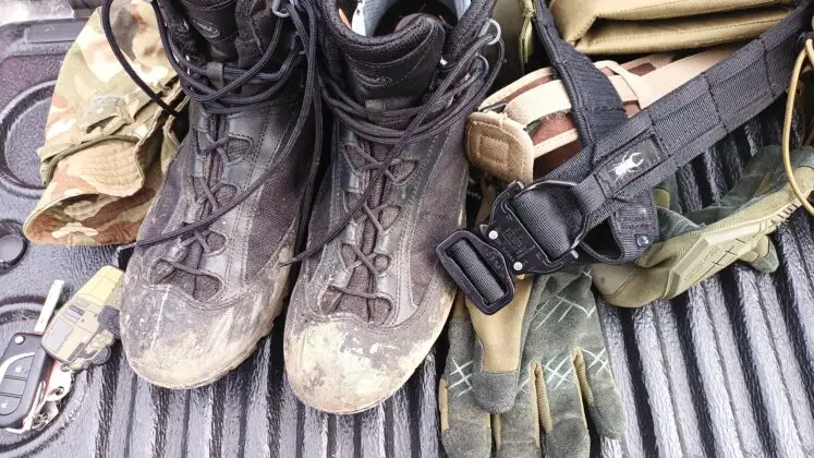 Nach dem Marsch ist vor dem Marsch: Aku Pilgrim GTX neben dem Bug Belt von Army Bug. &copy;Milit&auml;r Aktuell/Bendl