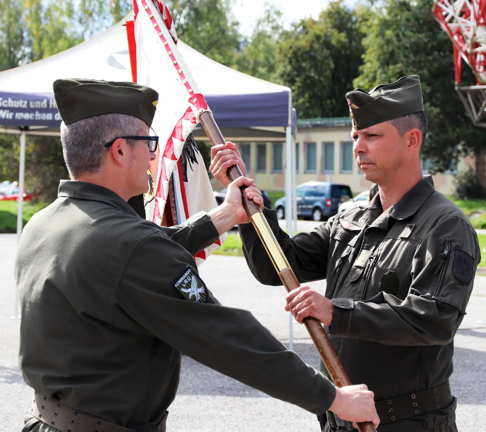 Der scheidende Kommandant des TLZ, Oberst Harald Manzl, übergab das Kommando an seinen Nachfolger, Oberstleutnant Christoph Huber – ©Bundesheer/Baierer Der scheidende Kommandant des TLZ, Oberst Harald Manzl, übergab das Kommando an seinen Nachfolger, Oberstleutnant Christoph Huber – ©Bundesheer/Baierer