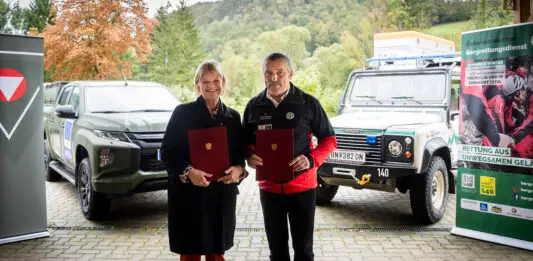 Verteidigungsministerin Klaudia Tanner und der Vizepräsident des Bundesverbands des Österreichischen Bergrettungsdienstes, Michael Miggitsch – ©Bundesheer/Karlovits