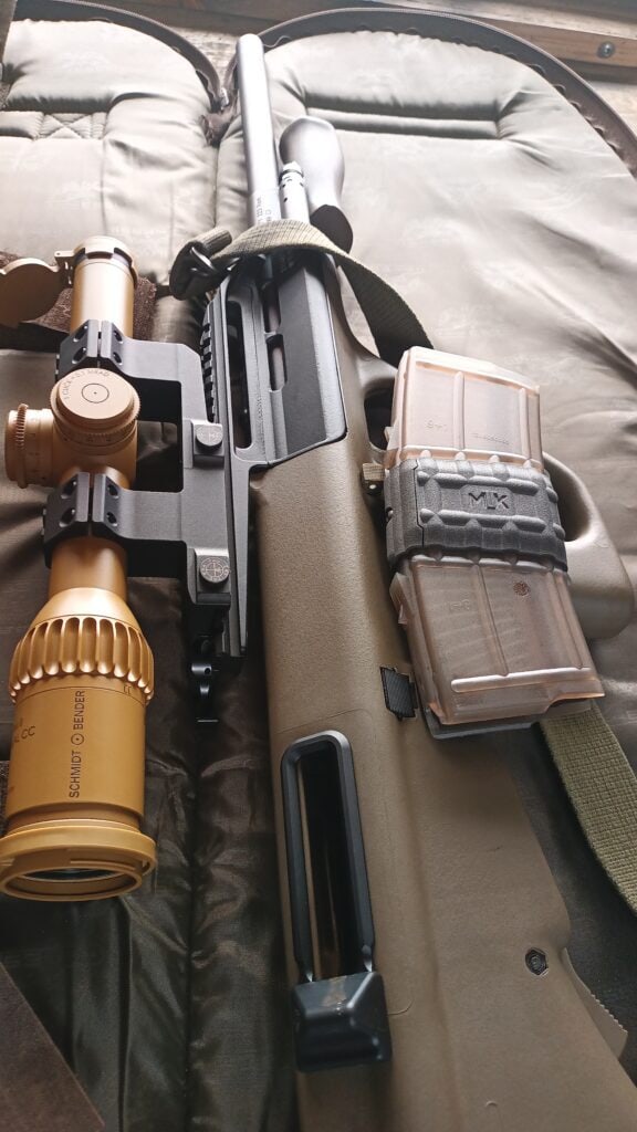 Unser aktuelles Testsetup: Der Magazinkoppler von MK Unit mit einem Steyr AUG Z A2, Schmidt und Bender ZF 1–8x24 PM II ShortDot Dual CC, Eratac Blockmontage und Corvus Defensio Hülsenabweiser. ©Militär Aktuell/Bendl