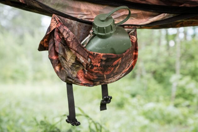 Eine gro&szlig;z&uuml;gige Au&szlig;entasche ist mittig vern&auml;ht. &copy; Sebastian Freiler