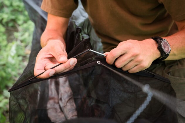 Die Montage der Spreizst&auml;be ist bei der Amazonas H&auml;ngematte kinderleicht. &copy; Sebastian Freiler