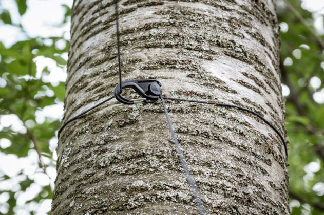 Das Tarp des Amazonas Traveller Set Forest wird mit einem Karabiner abgespannt. &copy; Sebastian Freiler