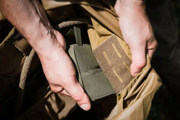 Mit optionalen Klett- oder Mollepouches sorgt man f&uuml;r noch mehr Ordnung im TT Base Pack 75. &copy;Sebastian Freiler