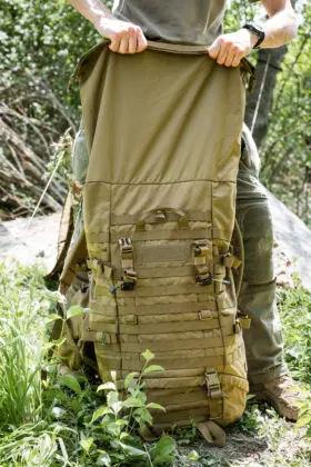 Fast unglaublich: Die H&ouml;he des ausgerollten Schneefangs ist die maximale Packh&ouml;he (bei 90 Litern). &copy;Sebastian Freiler