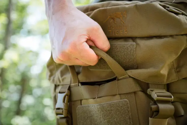 F&uuml;r das Auf- und Absetzen gibt es sehr stabile Griffe. &copy;Sebastian Freiler