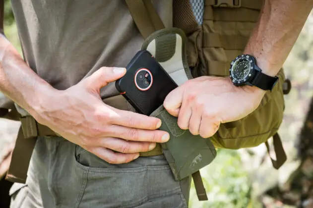 Griffbereit: Optionale Pouches erleichtern den raschen Zugriff, hier eines Volla Phones X23 im mittlerweile eineinhalbj&auml;hrigen Dauertest. &copy;Sebastian Freiler