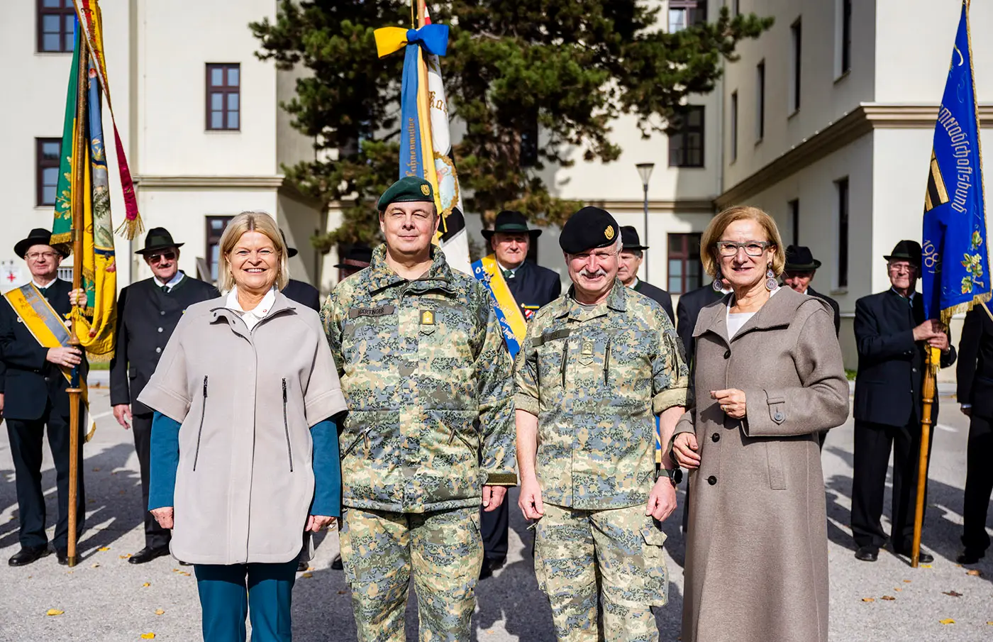 Kommandoübergabe beim Militärkommando Niederösterreich Von links nach rechts: Verteidigungsministerin Klaudia Tanner, Brigadier Georg Härtinger, Oberst Michael Lippert und Landeshauptfrau Johanna Mikl-Leitner – ©Bundesheer/Karlovits