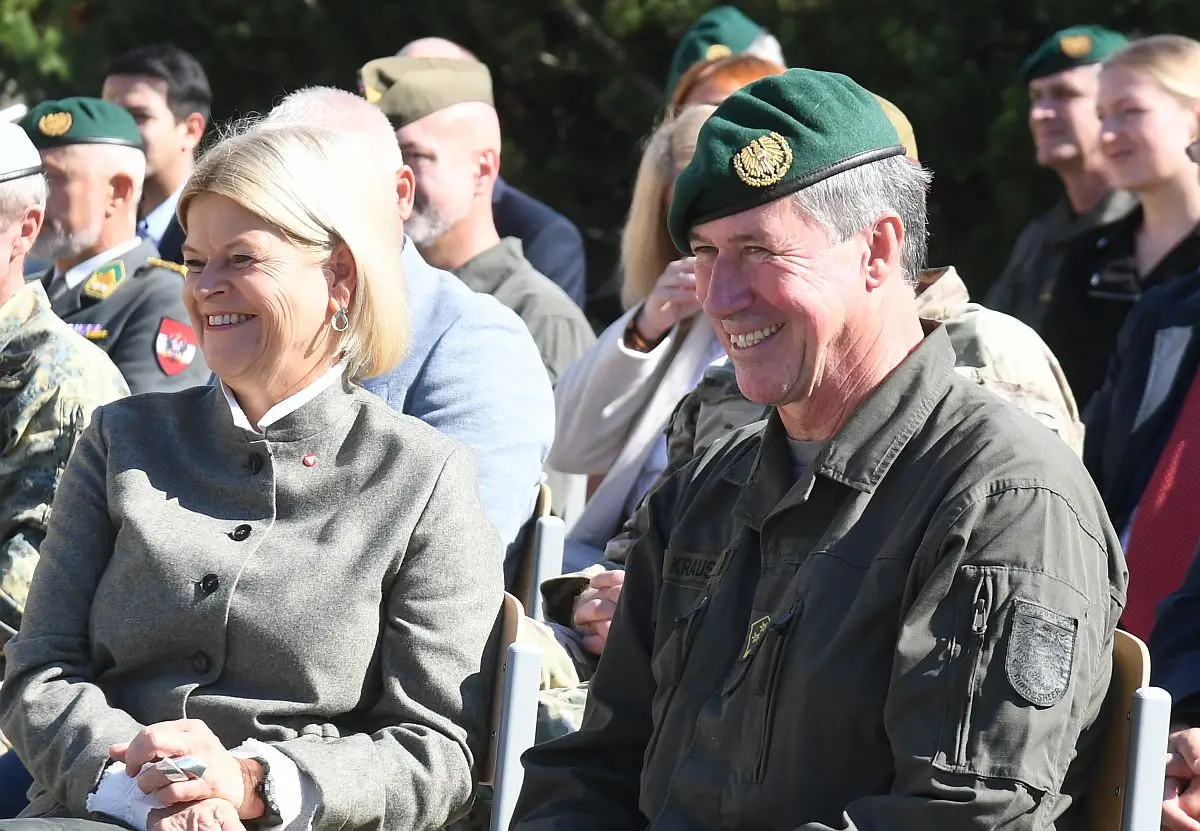 Verteidigungsministerin Klaudia Tanner und der scheidende Kommandant Oberst Peter Krauss – ©Patrick Huber Verteidigungsministerin Klaudia Tanner und der scheidende Kommandant Oberst Peter Krauss – ©Patrick Huber