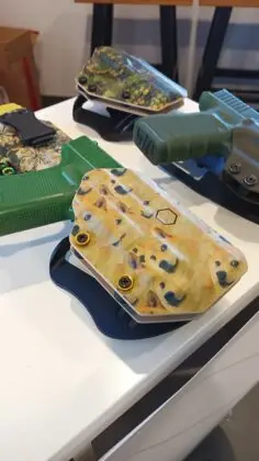 Bunte Holster mit Detaill&ouml;sungen stellten bei der Schmeisser Roadshow Hexagon vor. &copy;Milit&auml;r Aktuell/Bendl