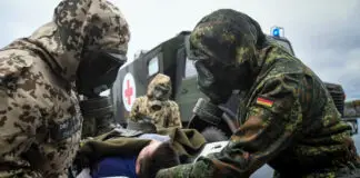 Unterstützungskommando der Bundeswehr neu aufgestellt Soldaten der Bundeswehr bergen unter ABC-Vollschutz einen Übungspatienten – ©Bundeswehr/Hecker