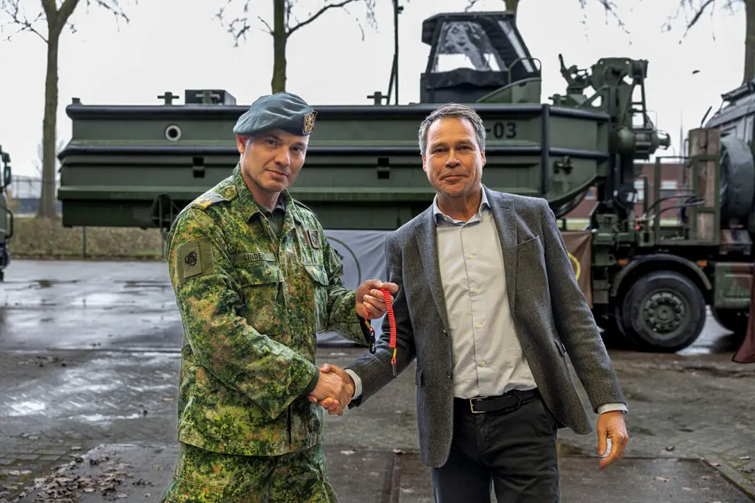 Brigadegeneraal Stefan Linders, Director Projects Materiel & IT Command (links) und Vincent Macrander, Sales Director GDELS-Bridge Systems – ©Wouter Kingma/MoD Netherlands