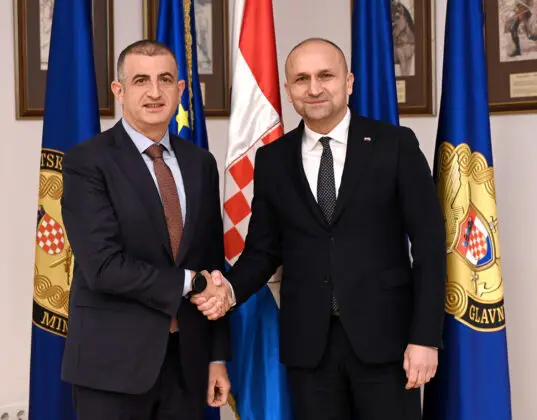 Baykar-Geschäftsführer Haluk Bayraktar und der kroatische Verteidigungsministers Ivan Anušić – ©Baykar