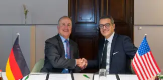 Lockheed Martin & Hensoldt arbeiten zusammen Paul Lemmo, Vice President and General Manager, Integrated Warfare Systems and Sensors von Lockheed Martin (links) und Oliver Dörre, CEO der Hensoldt AG (rechts) bei der Unterzeichnung des MoU – ©Hensoldt