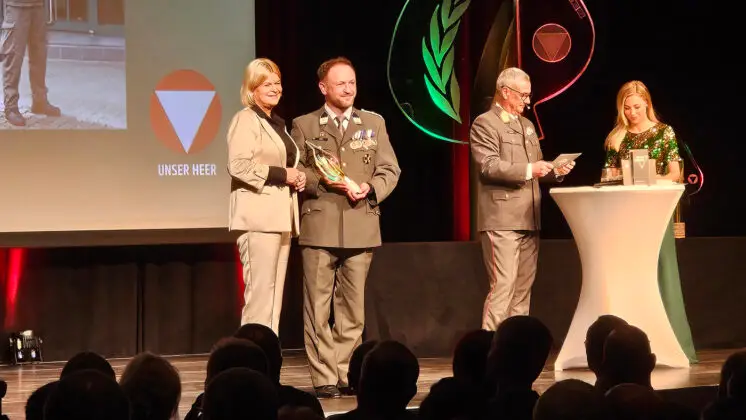 Auszeichnung mit einem Special Award: Vizeleutnant Thomas Kitz für seine Zivilcourage – ©Militär Aktuell/Zacharias