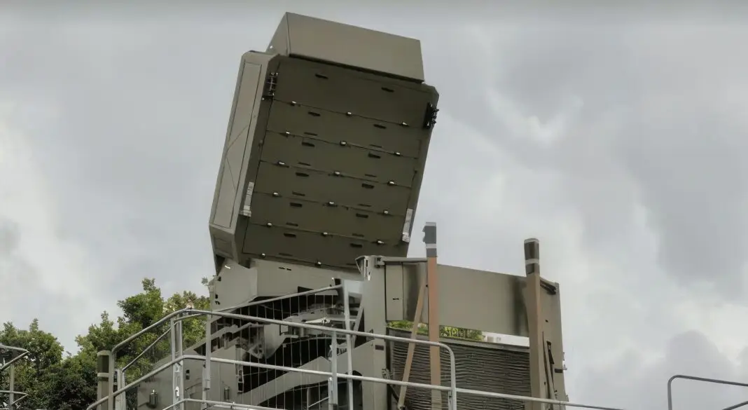 Ein GF-300-Radar des SAMP/T-Systems auf einem Testturm – ©Georg Mader