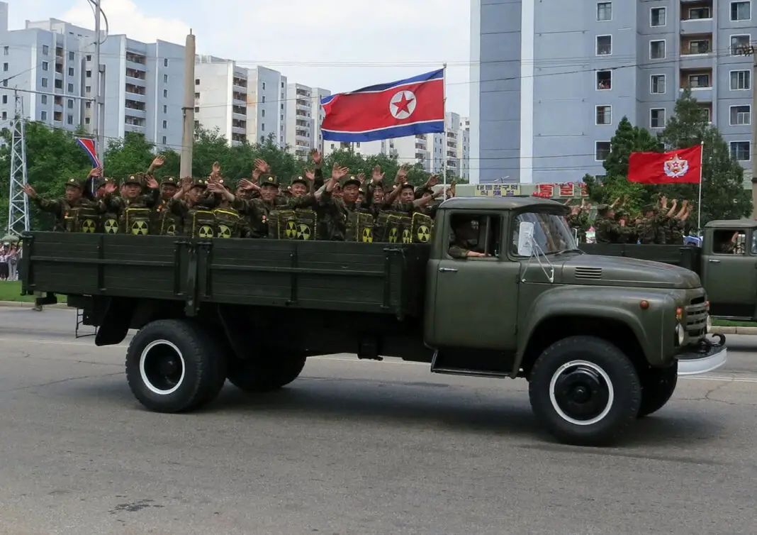 Nordkoreanische Soldaten bei Parade – ©Stefan Krasowski, CC BY 2.0