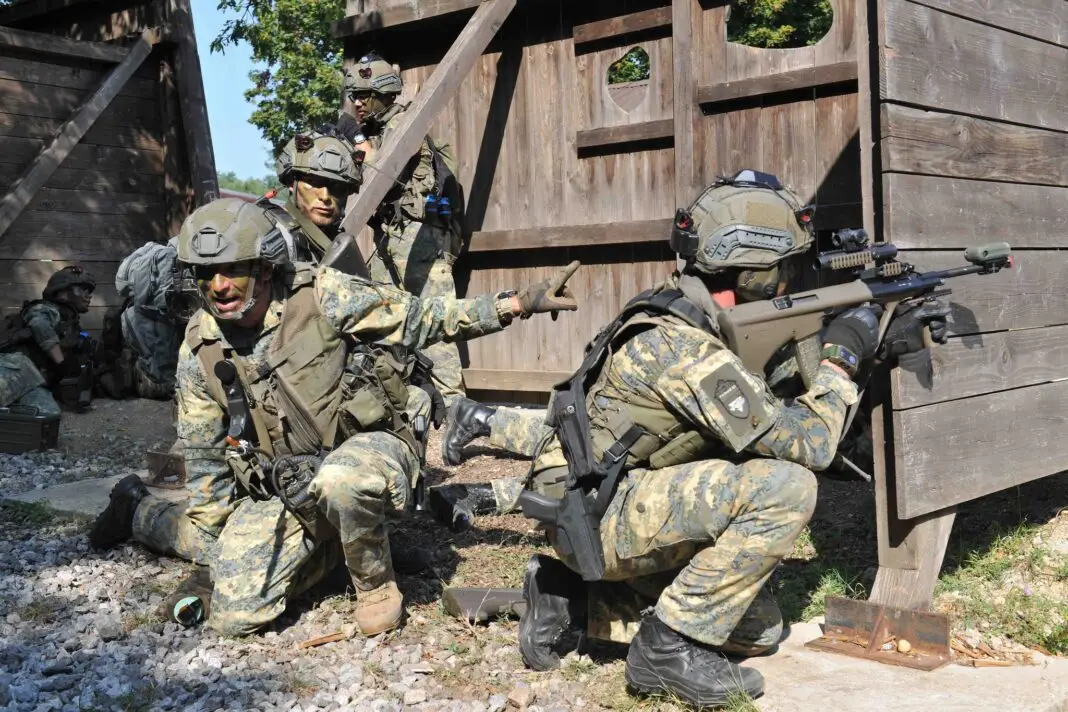Soldaten des Panzergrendierbataillons 35 trainieren den Kampf in urbanem Umfeld – ©Bundesheer/Langegger Soldaten des Panzergrendierbataillons 35 trainieren den Kampf in urbanem Umfeld – ©Bundesheer/Langegger