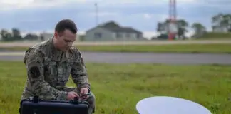 Satelliten-Internet wird für US-Streitkräfte immer wichtiger US Soldat arbeitet an Datenkommunikation – US DoD