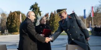 University Hospital Wr. Neustadt: Partner for the military academy Ojan Assadian (ärztlicher Leiter des Universitätsklinikums Wiener Neustadt), Verteidigungsministerin Klaudia Tanner und Generalmajor Karl Pronhagl (Kommandant der Theresianischen Militärakademie) – ©Militärakademie