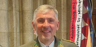 Colonel Stefan Koroknai receives the Silver Medal of Honor Auszeichnung für Oberst Koroknai – ©JgB W1/Leitner