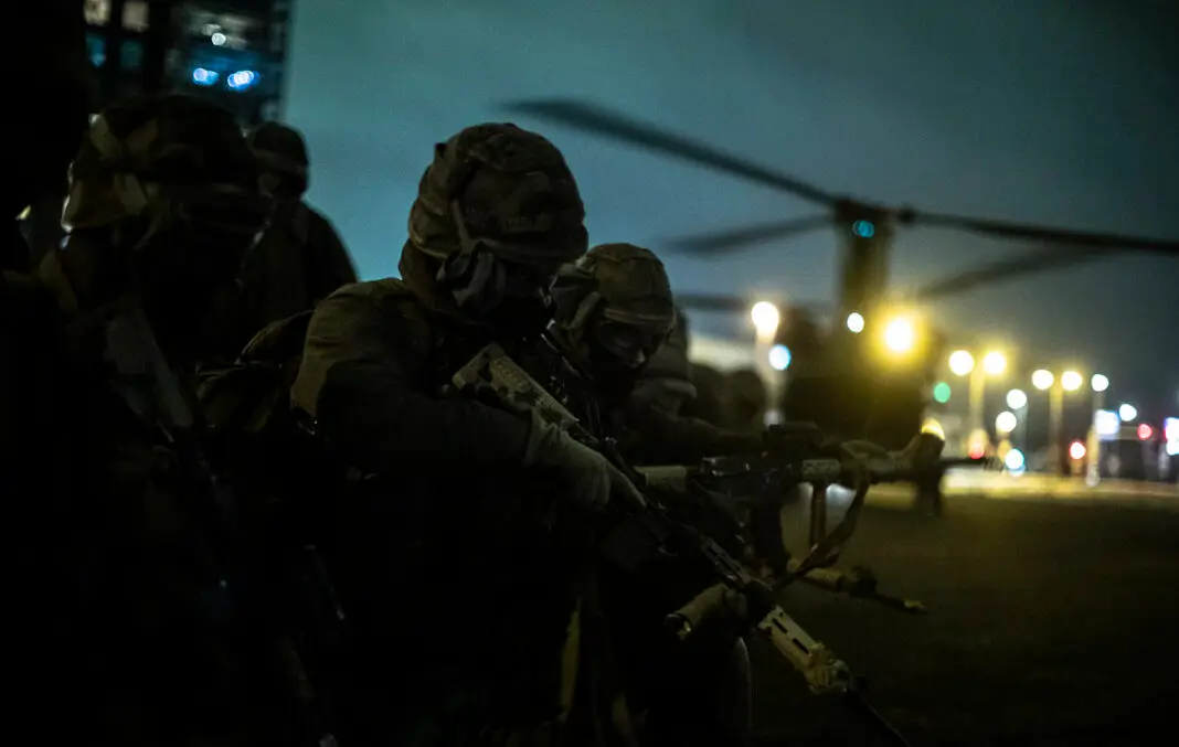 Niederländische Marineinfanteristen bei einer Übung in Rotterdam – ©Mediacentrum Defensie