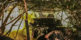 5 Sichten auf die Welt #016: Was war? Was ist? Was wird? Ukrainischer Soldat feuert Artillerie ab – ©Marian Kushnir