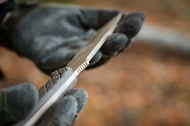 Die ZrN-Beschichtung und die MagnaCut-Klinge sind extrem widerstandsfähig. Bearbeitungsspuren lassen sich mit einfachen Mitteln beseitigen. ©Sebastian Freiler