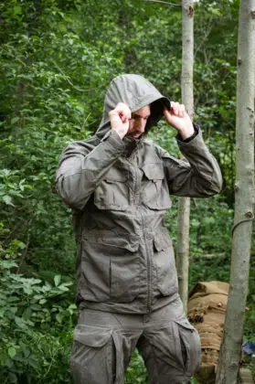 Mit Kapuze ist die Long Jacket von A10 Equipment beinahe allwettertauglich. &copy;Sebastian Freiler