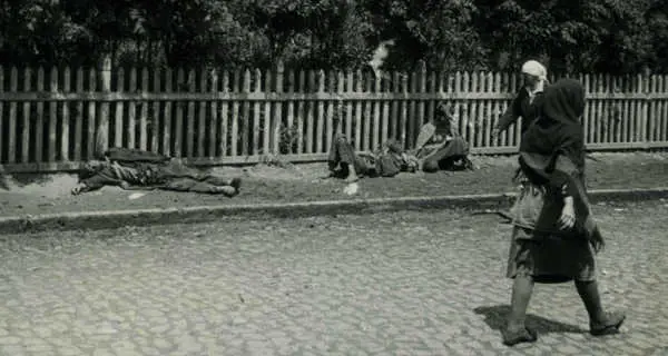 The victims of starvation. Pedestrians and corpses of starving peasants on a street in Kharkov in 1933 - ©Gareth Jones The victims of hunger: pedestrians and corpses of starving peasants on a street in Kharkov in 1933 - ©Gareth Jones