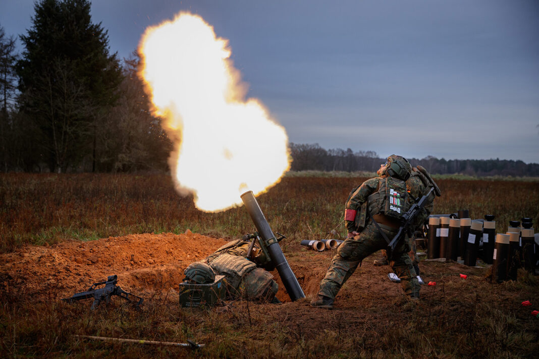 Granatwerfer feuert – 03490_c_Bundeswehr/Dorow.jpg