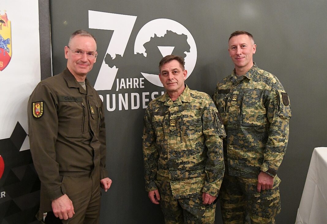 Von links nach rechts: Burgenlands Militärkommandant Brigadier Gernot Gasser, Oberst Dieter Schadenböck (Kommandant der Heerestruppenschule) und Oberst Christian Luipersbeck (Kommandant des Jägerbataillons 19) – ©Patrick Huber
