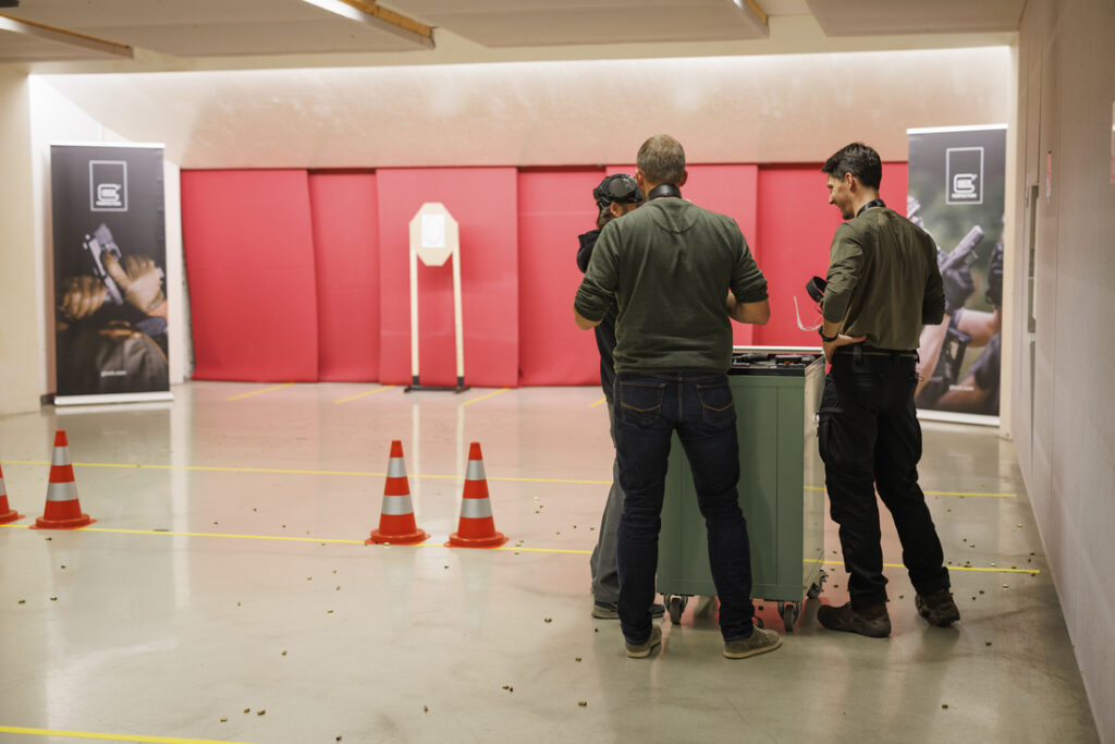 Professionell angeleitet ging es im Schießkeller von Glock zu. ©Glock