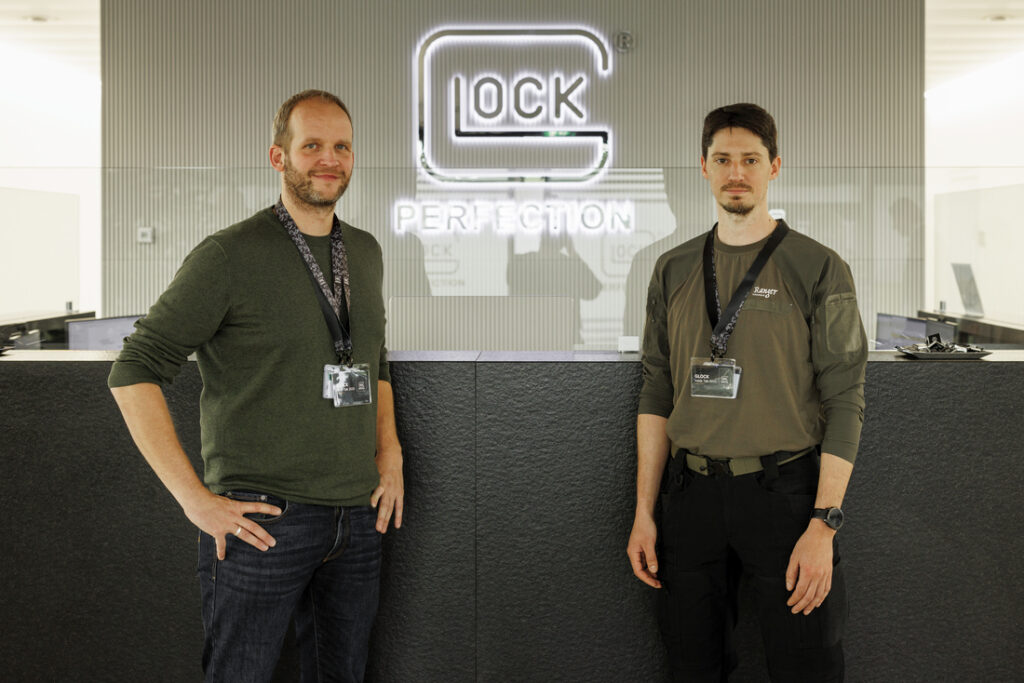 Am Ort des Geschehens. Militär Aktuell-Chefredakteur Jürgen Zacharias (links) und Projektleiter des Ranger Magazins Christian Bendl (rechts). ©Glock