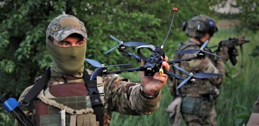 Soldat bringt Drohne zum Einsatz – ©Archiv