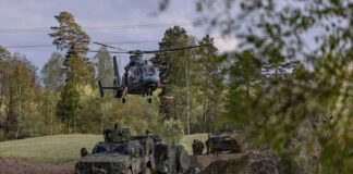 Auf Rekordniveau: Litauen erhöht Verteidigungsausgaben Fahrzeuge und Hubschrauber der litauischen Armee – ©Lithuanian MoD