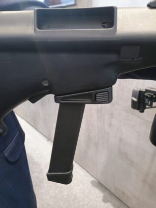 Der Pistolenmagazin-Adapter für das Steyr AUG bei der Enforce Tac 2025. Das Steyr AUG 7,62x39 auf der Enforce Tac 2025. ©Militär Aktuell/Bendl