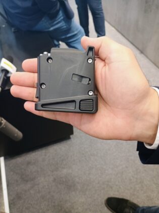 Der Pistolenmagazin-Adapter für das Steyr AUG bei der Enforce Tac 2025. Das Steyr AUG 7,62x39 auf der Enforce Tac 2025. ©Militär Aktuell/Bendl