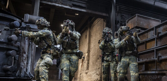 Fähnriche des Bundesheeres trainieren in einer Industrieanlage - ©Bundesheer/Kulec