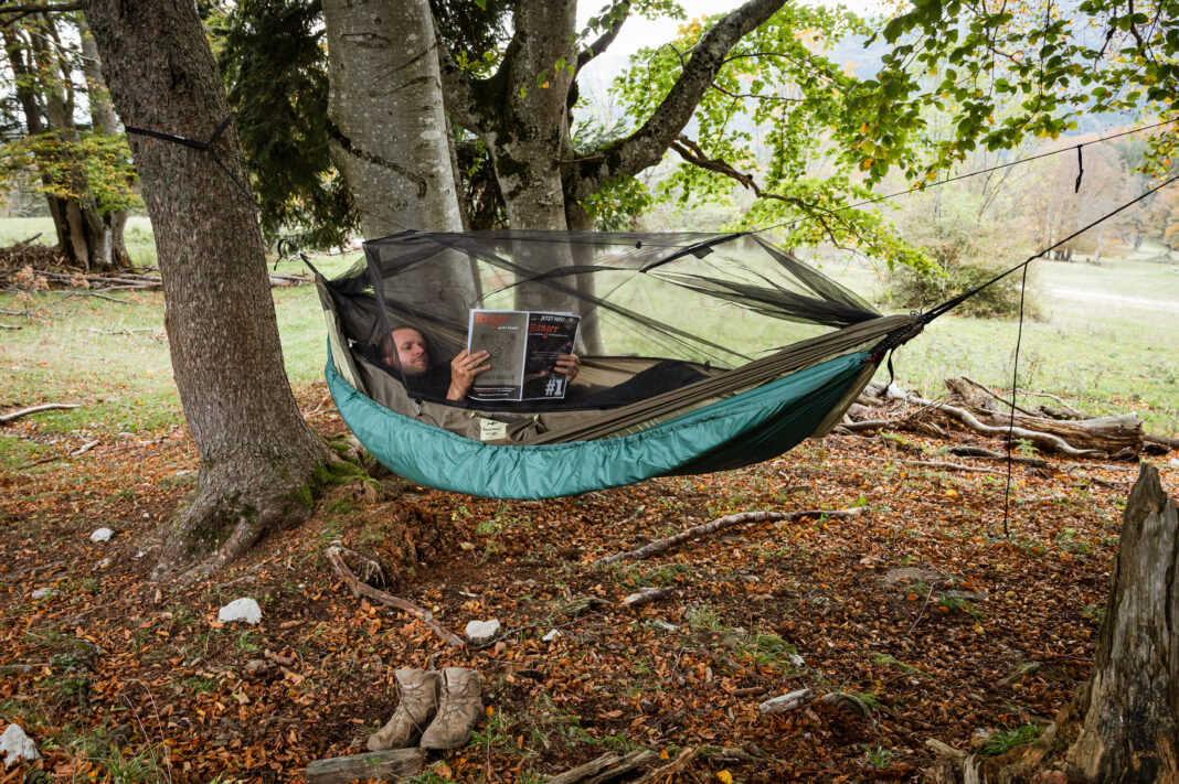 www_sebastianfreiler_com_20241009_MilitaerAktuell_RangerMagazin_Dachzelt_WaldurlaubAt_Juergen_Matthias_Christian_0317 Hängematte im Test: Gut abgehangen -©Sebastian Freiler
