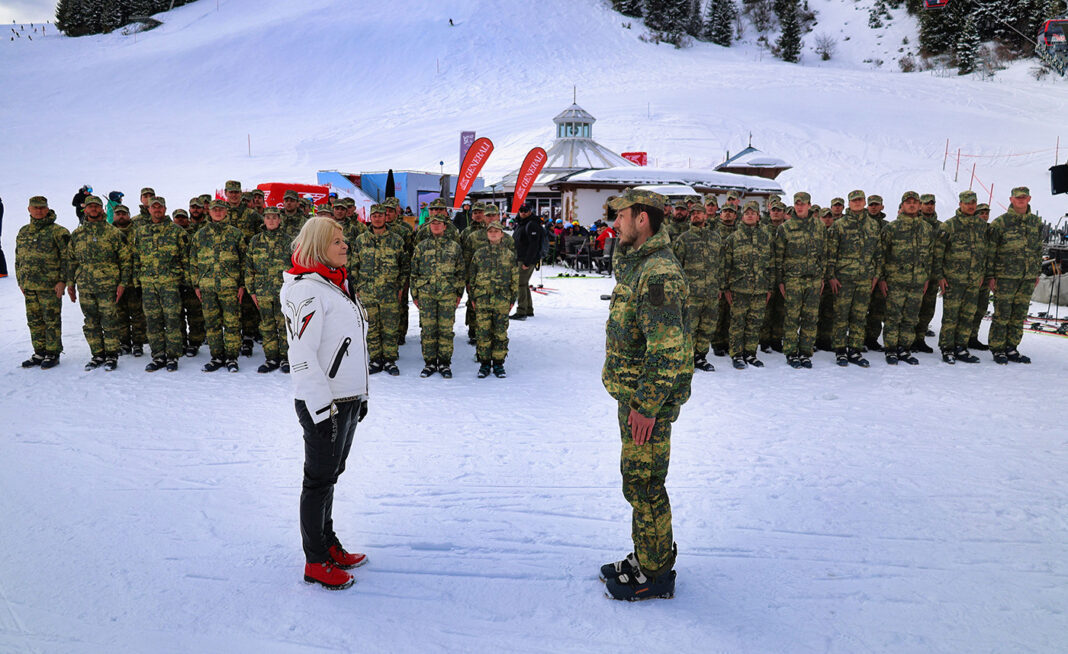 03615_c_Bundesheer:Riedlsperger Verteidigungsministerin Klaudia Tanner mit Soldaten des Jägerbataillons 23 – ©Bundesheer/Riedlsperger