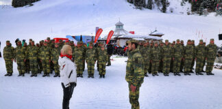 Defense Minister thanks soldiers for their efforts at the World Ski Championships Verteidigungsministerin Klaudia Tanner mit Soldaten des Jägerbataillons 23 – ©Bundesheer/Riedlsperger