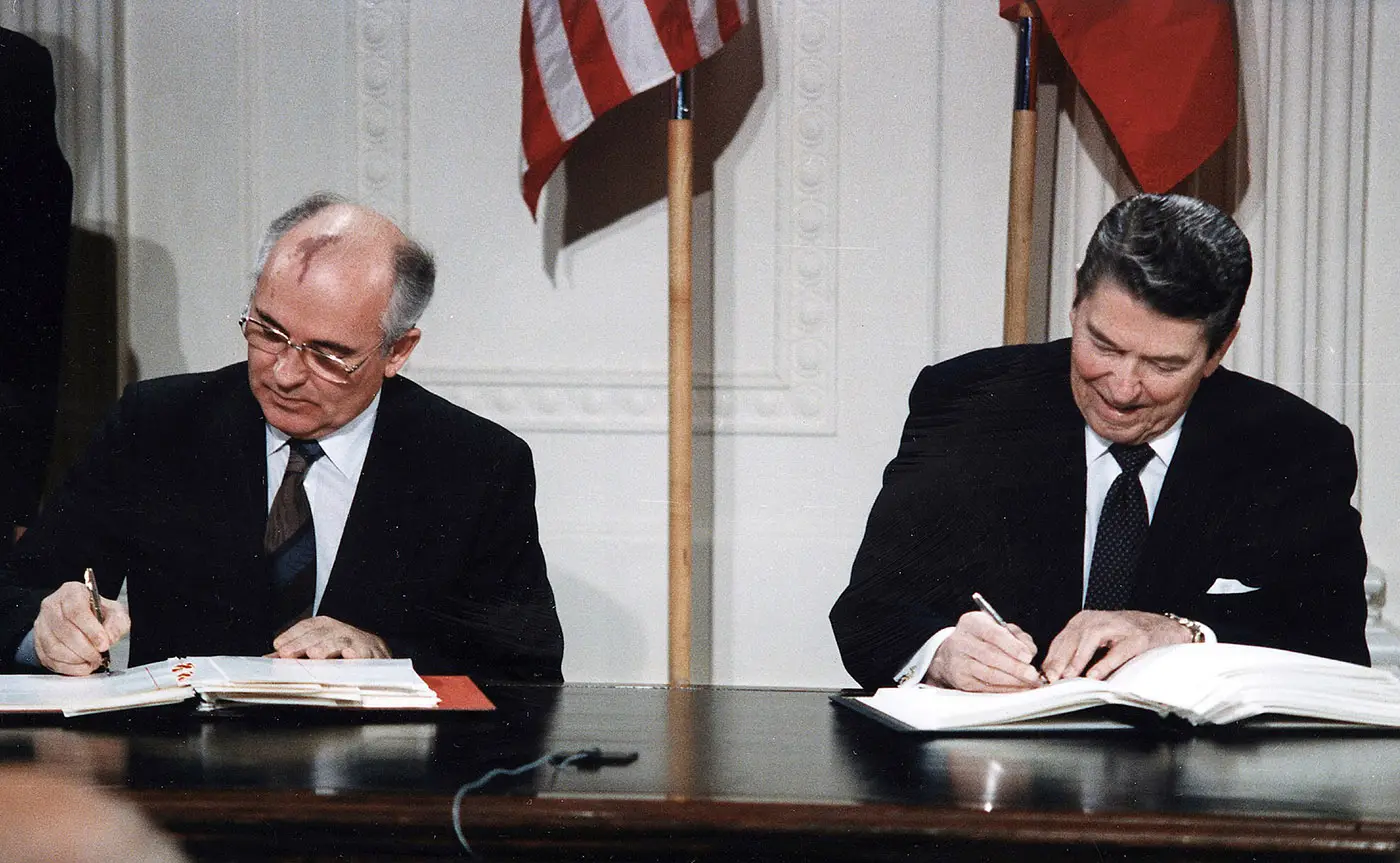 US President Ronald Reagan (right) and Russian President Mikhail Gorbachev - ©White House