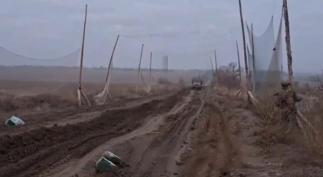 „Drohnentunnel“ auf der Straße von Bachmut nach Tschassiw Jar – ©Archiv