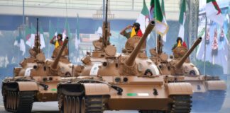 Algerien: Weg von Russland in Richtung USA Algerische Panzer bei Parade – ©MENA